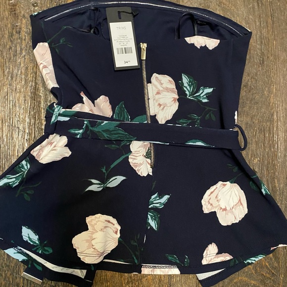 NWT Floral Peplum top ✨ - Picture 3 of 3